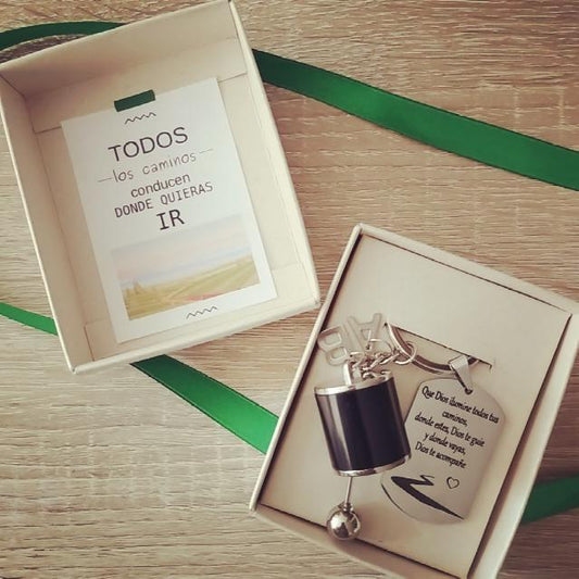 DIOS TE CUIDA CAJA DE CAMBIOS — Llavero personalizado | GGIFT