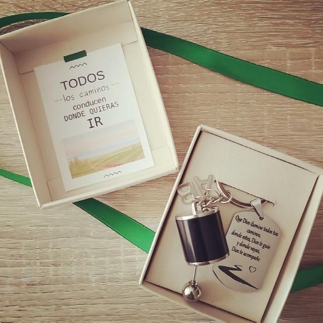DIOS TE CUIDA CAJA DE CAMBIOS — Llavero personalizado | GGIFT