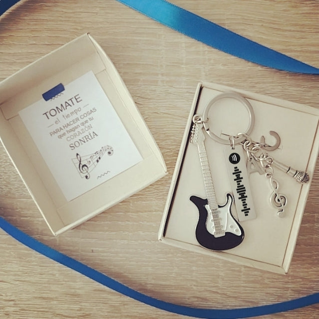 GUITARRA TAYLOR PLUS Y PLACA SPOTIFY — Llavero personalizado | GGIFT
