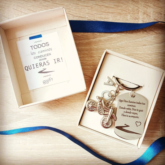 DIOS TE CUIDA MOTO RACER — Llavero personalizado | GGIFT