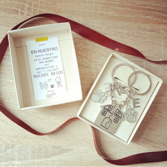 OUR HOUSE CON HUELLITA (INCLUYE 2 LETRAS EN CADA LLAVERO) — Llavero personalizado | GGIFT