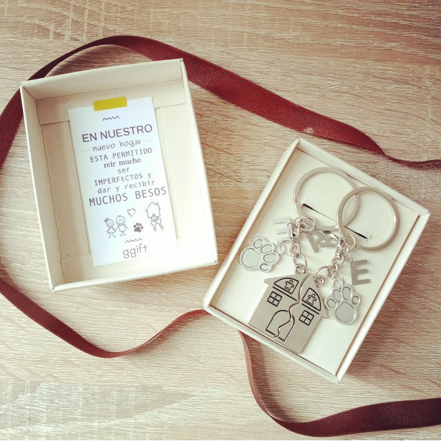 OUR HOUSE CON HUELLITA (INCLUYE 2 LETRAS EN CADA LLAVERO) — Llavero personalizado | GGIFT